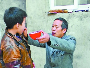 老師棍打8歲學生 學生頭起包發高燒腿麻木