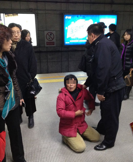 北京一女子地鐵臥軌被強(qiáng)行抱出