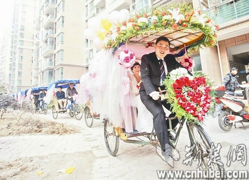 武漢城管隊員用18輛人力三輪車迎親 浪漫環保獲贊(圖)