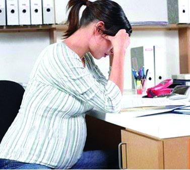 辦公室6個女白領排隊生孩子：一年只準一人懷孕