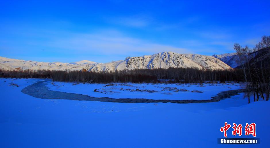 新疆北部山區村莊雪景醉人