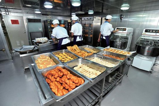 我國首艘航母遼寧艦內(nèi)部曝光 3000多個(gè)艙室如同迷宮