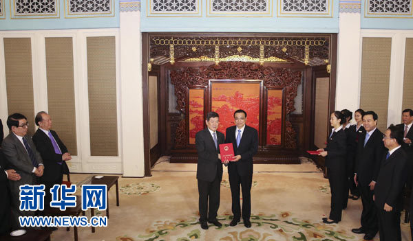 李克強(qiáng)向新聘國務(wù)院參事、中央文史研究館館員頒發(fā)聘書