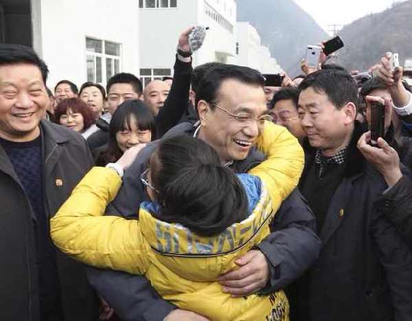 李克強陜西看望群眾收到學生來信:回去給你回信