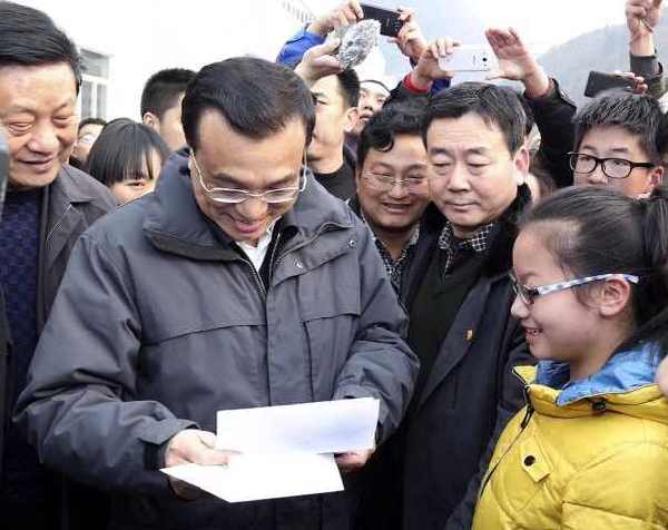 李克強陜西看望群眾收到學生來信:回去給你回信