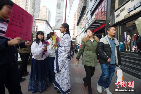 山西學生穿漢服情人節兜售玫瑰花