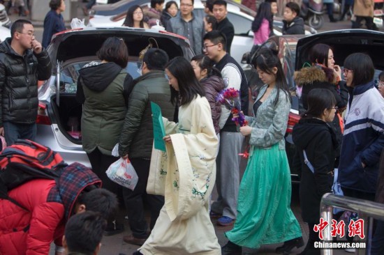 山西學生穿漢服情人節兜售玫瑰花