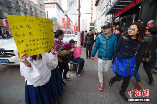 山西學生穿漢服情人節兜售玫瑰花