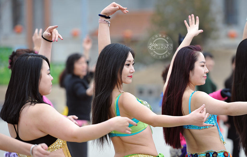 山西太原30名女性“赤膊”跳肚皮舞迎三八節