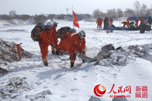 阿勒泰消防官兵零下12度頂風雪開展地震救援拉動演練