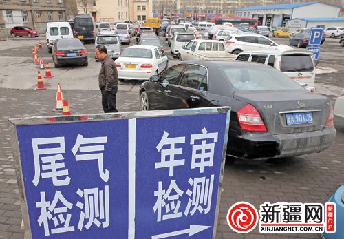 烏魯木齊一車輛檢測站“癱瘓” 車主帶干糧排隊(duì)