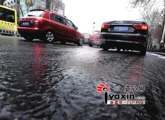 凍雨落地冰場(chǎng)鋪滿(mǎn)城 烏魯木齊近30年來(lái)第5場(chǎng)凍雨