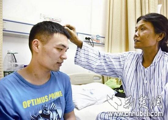 武漢22歲大學生割肝救母 稱只要媽媽在什么都值得
