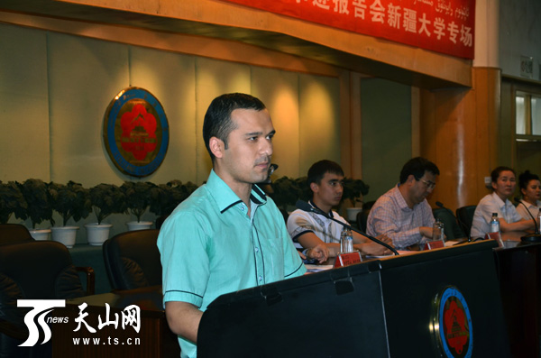 新疆高校學(xué)子聆聽民族團(tuán)結(jié)模范事跡宣講