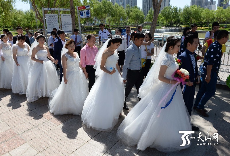 新疆庫爾勒市“5·20”公益環保集體婚禮隆重舉行