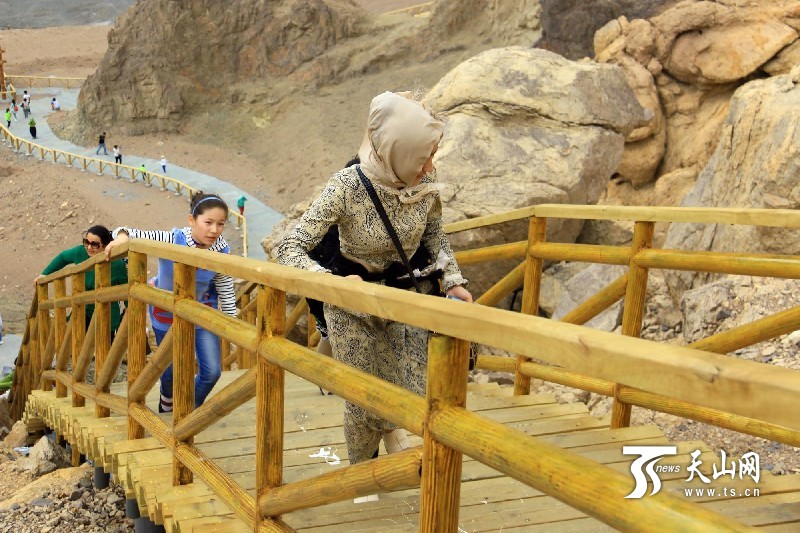 新疆托克遜縣克爾堿怪石林景區(qū)迎來(lái)旅游旺季