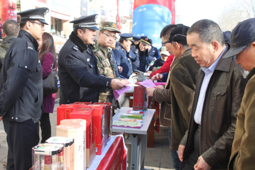 奎屯市公安局會同工商、質檢、農資等部門聯合開展“3.15”消費日宣傳活動