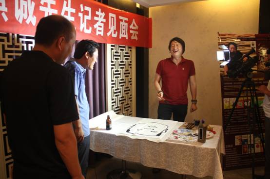 國(guó)際風(fēng)箏都有了第一張漫畫(huà)名片《漫畫(huà)濰坊》問(wèn)世<BR>----《漫畫(huà)濰坊》新書(shū)發(fā)布，王麒誠(chéng)多彩漫畫(huà)詮釋風(fēng)箏文化