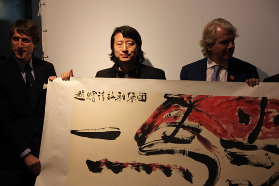 藝術(shù)家現(xiàn)場(chǎng)為法拉利高層創(chuàng)作漫藝術(shù)作品