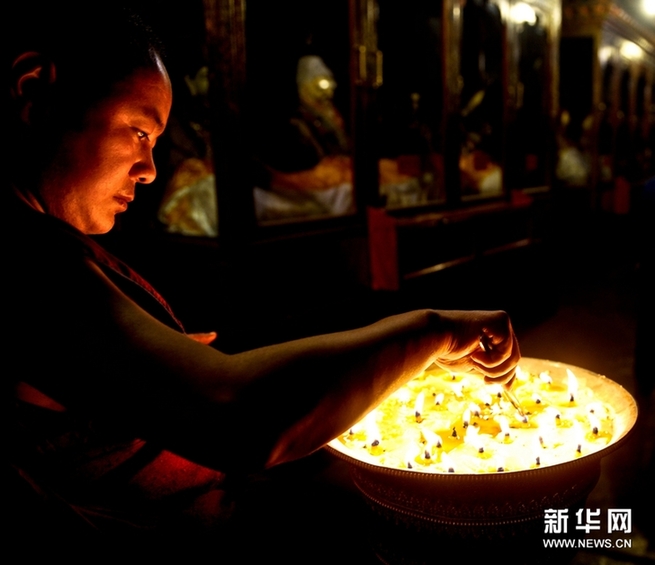 拉薩大昭寺僧人為雅安地震災區祈福