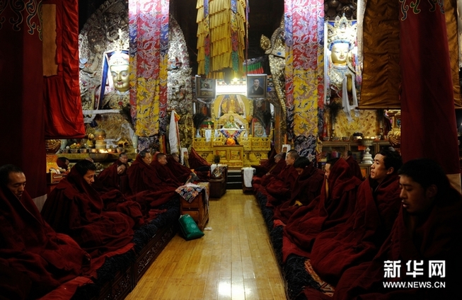 拉薩大昭寺僧人為雅安地震災區祈福
