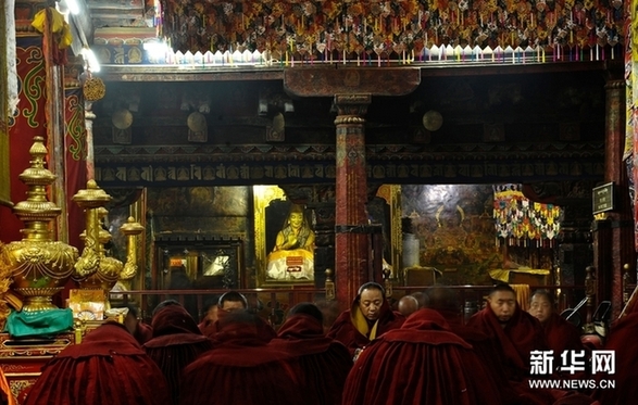 拉薩大昭寺僧人為雅安地震災區祈福