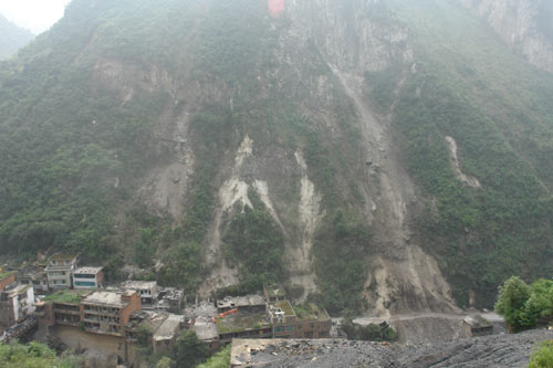 云南昭通彝良地震第三天：山石還時有滑落