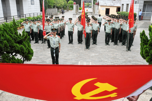 云南:百余武警“七·一”宣誓慶祝建黨92周年