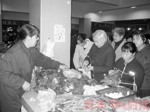 平價菜惹人愛:青菜降到7毛/斤 隊(duì)伍排到市場外