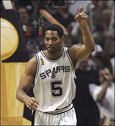 Robert Horry
is
going to sign a new contract with the Spurs the first day league rules allow, according to his agent.