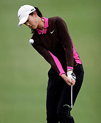 ichelle Wie chips onto the 18th green during the final round of the Women's World Championship golf tournament in Palm Desert, California October 16, 2005.