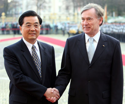 BERLIN: Lucrative commercial deals dominated the agenda on the first day of President Hu Jintao's first state visit to Germany yesterday.