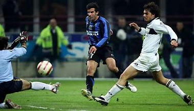 Inter Milan's Luis Figo (C) shoots and scores past Parma's Matteo Contini (R) and goalkeeper Luca Bucci (L) during their Italian Serie A soccer match at the San Siro Stadium in Milan, northern Italy, November 20, 2005.