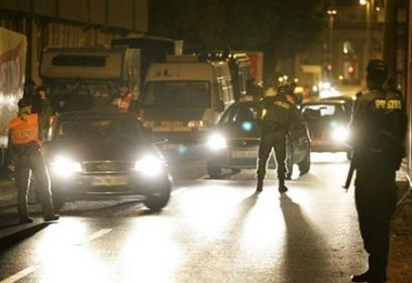 Armed German police officers check cars during a search for three terror suspects in central Hamburg, August 25 2005.