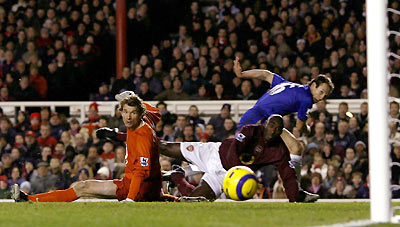 Jens Lehmann (L) looks back as Chelsea's Arjen Robben (R) scores, with Arsenal's Sol Campbell (C) also looking on, during their English premier league soccer match at Highbury in London December 18 2005.