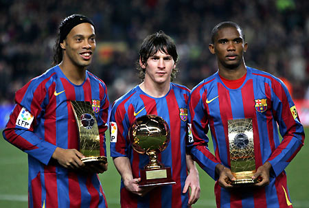 URonaldinho, Samuel Eto'o and and Argentinan Leo Messi show their trophies in Barcelon n REUTERS s X01398 x 6Barcelona's Brazlian soccer player Ronaldinho (L), Samuel Eto'o (R) from Cameroon show their FIFA world player trophies and Argentinan Leo Messi (C) with his Golden Boy Trophy before their Spanish League soccer match against Celta at Nou Camp Stadium in Barcelona, Spain, December 20, 2005.