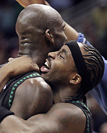 Minnesota Timberwolves' Ricky Davis (R) hugs Kevin Garnett after the Timberwolves defeated Phoenix Suns 103-101 in their NBA game in Phoenix, Arizona February 6, 2006.