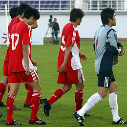 China's soccer team players leave the pitch after their loss against Iraq at the Asian Cup 2007 qualifying match at the Khalifa Bin Zayed stadium in Al Ain, United Arab Emirates March 1, 2006.