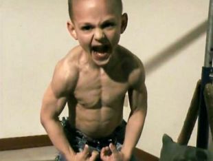 最強壯男童4歲創下倒立行走世界紀錄