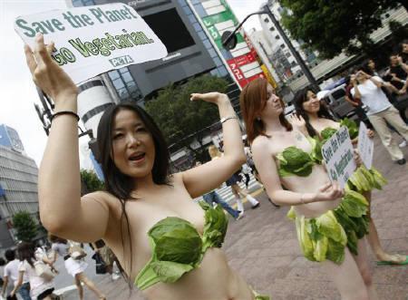 “萵苣比基尼”女郎現身東京街頭