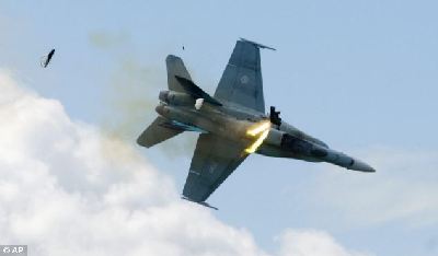 加戰機超低空飛行訓練墜毀 駕駛員千鈞一發彈射逃生