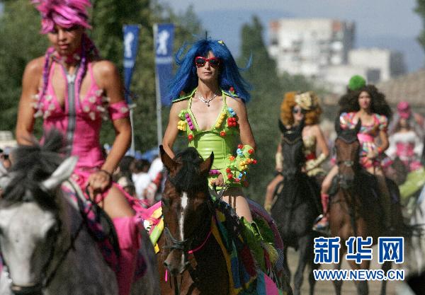 組圖:索非亞舉行馬背上的時(shí)裝秀