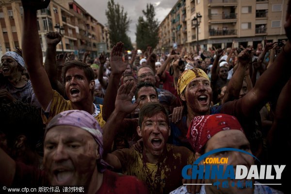 西班牙民眾慶祝卡斯卡摩拉斯節(jié) 黑油脂臭雞蛋不亦樂(lè)乎