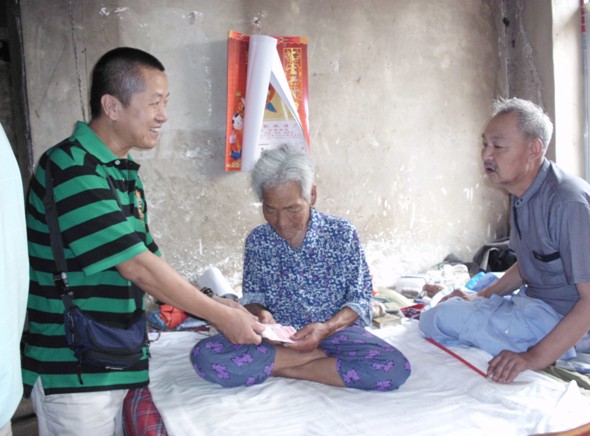 語信“周行一善”信守公益,萬元捐贈山東90歲拾荒老母
