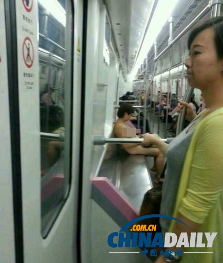 武漢地鐵現裸女淡定玩ipad 乘客驚呆尷尬下車[圖]