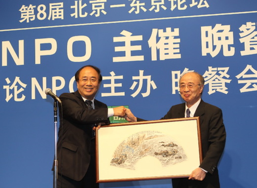 <SPAN>趙啟正在晚宴致辭并向日方贈(zèng)送禮物</SPAN>