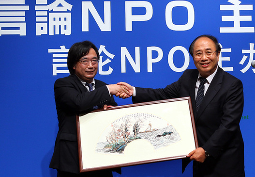 <SPAN>趙啟正在晚宴致辭并向日方贈送禮物</SPAN>