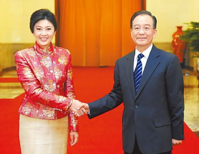 溫家寶與泰國總理英拉舉行會(huì)談