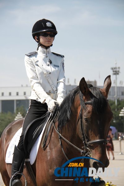 2013夏季達(dá)沃斯論壇：女騎警廣場(chǎng)巡邏 颯爽英姿（組圖）