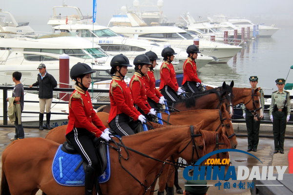 2013夏季達沃斯論壇：女騎警廣場巡邏 颯爽英姿（組圖）